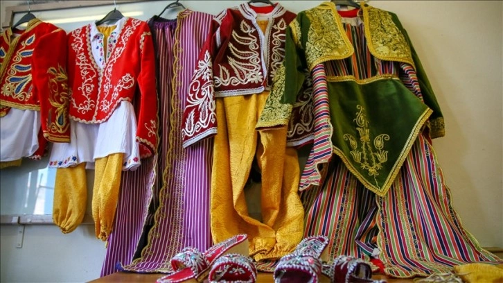 Sandıklardaki kıyafetler Halk Eğitim Merkezinde yeniden hayat buluyor