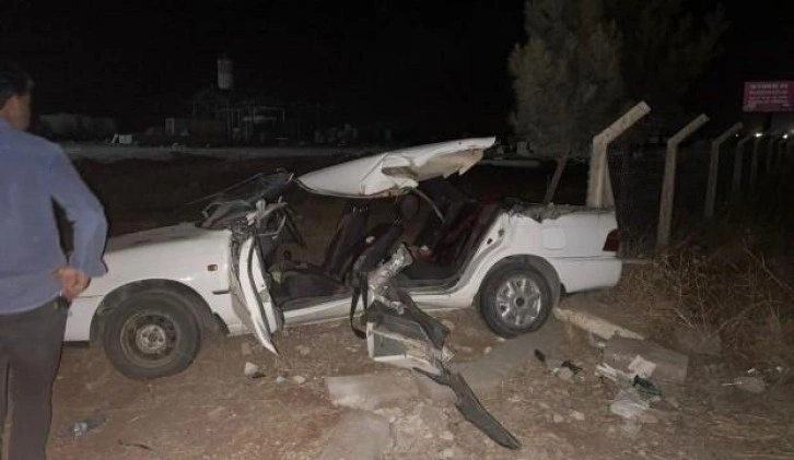 Şanlıurfa'da kepçeyle otomobilin çarpıştığı kazada 2 kişi öldü, 6 kişi yaralandı