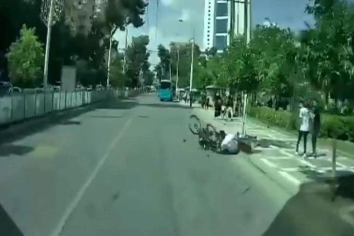 Şanlıurfa'da motosiklet ve bisikletin çarpışma anı kamerada