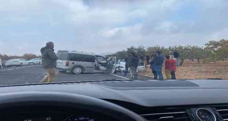 Şanlıurfa'da otomobiller çarpıştı: 8 yaralı