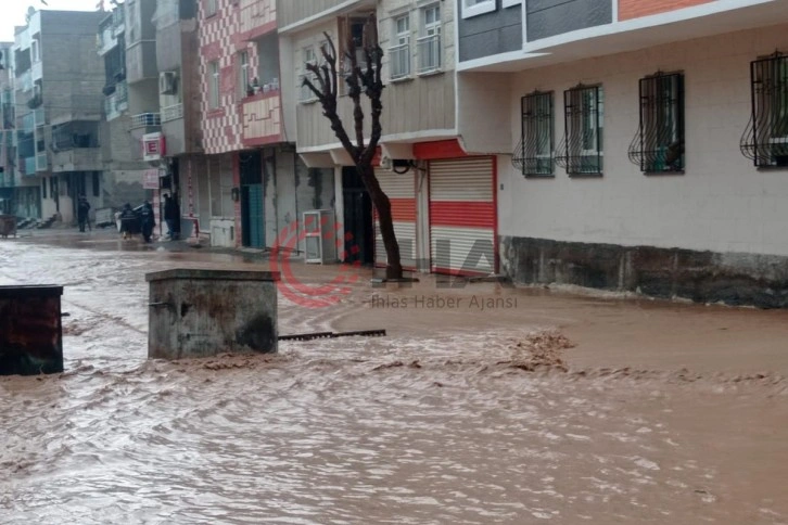 Şanlıurfa'da sağanak etkili oldu, yağışlar ekipleri alarma geçirdi
