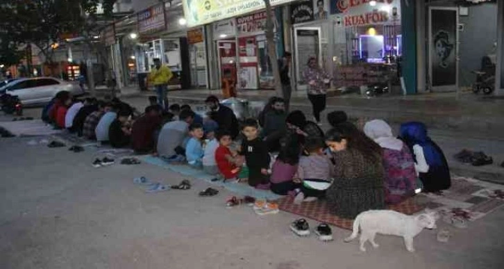 Şanlıurfa’da sokak ortasında iftar sofrası