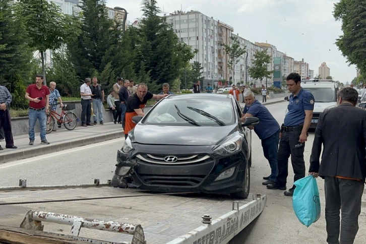 Sara nöbeti geçiren sürücü park halindeki araçlara çarptı