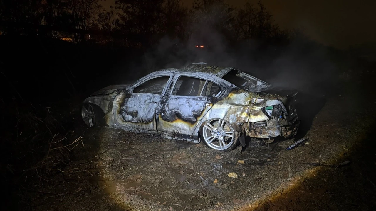 Şarampole u&ccedil;an otomobil alev aldı: Canlarını son anda kurtardılar