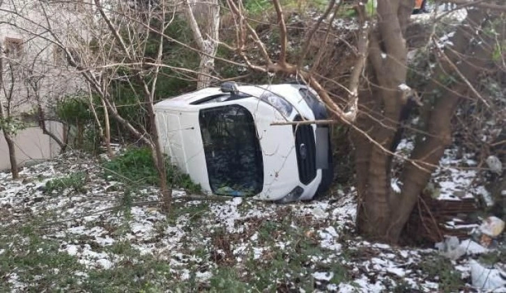Sarıyer'de yol yardım aracı karlı yolda kaydı, bahçeye düştü