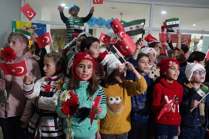 Savaş mağduru çocuklar dünyaya “Türkçe” barış mesajı verdi