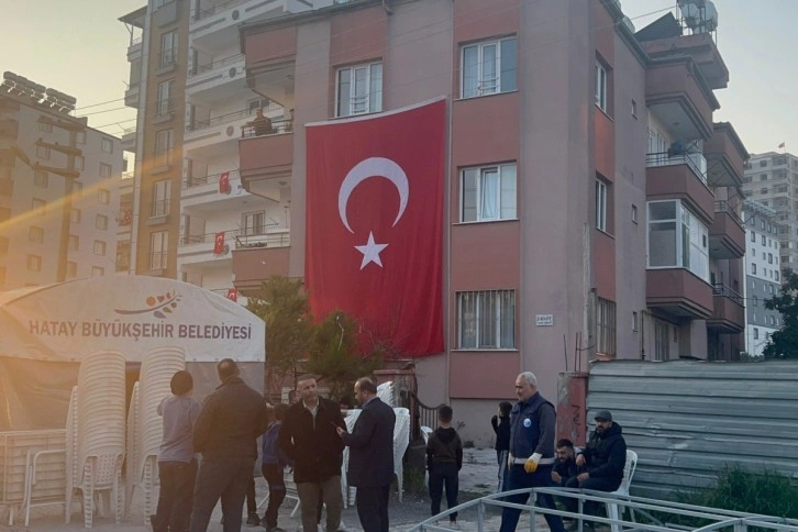 Şehit ateşi Hatay'a düştü, baba evine Türk bayrakları asıldı