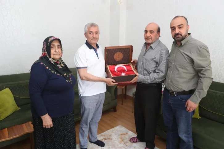 Şehit babalarına Türk Bayrağı ve Kur'an-ı Kerim hediyesi