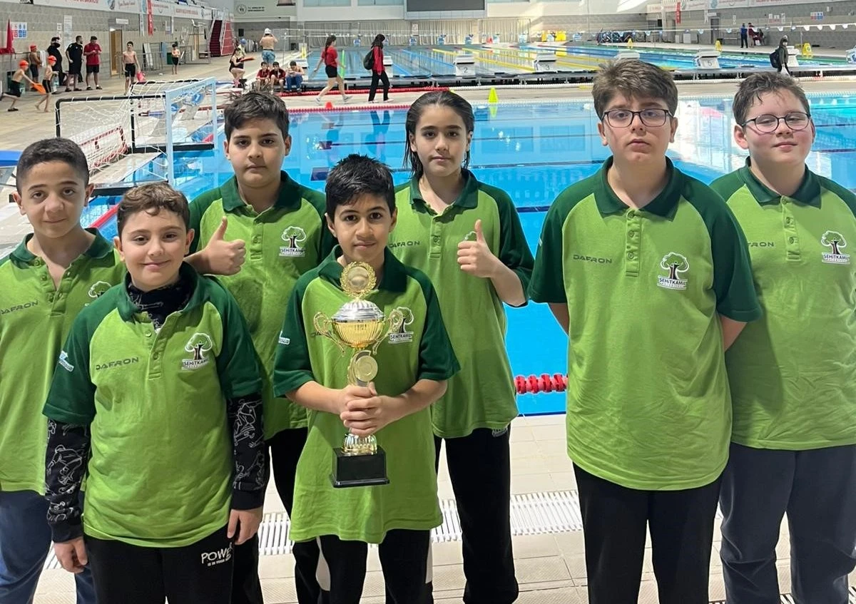 Şehitkamil&rsquo;in gen&ccedil; sporcularından &ccedil;ifte şampiyonluk gururu