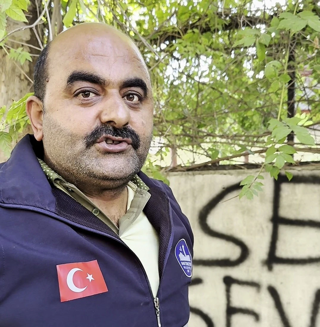 Sevdasını duvara yazan vatandaşa, belediye personelinin &quot;Seviyorsan git konuş&quot; mesajı tebessüm ettirdi