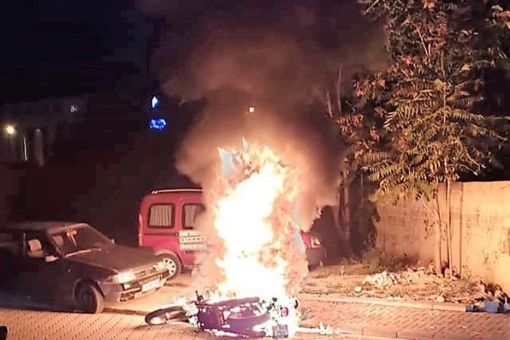 Seyir halindeki lüks motosiklet alev alev yandı