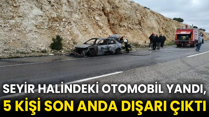 Seyir halindeki otomobil yandı, 5 kişi son anda dışarı çıktı