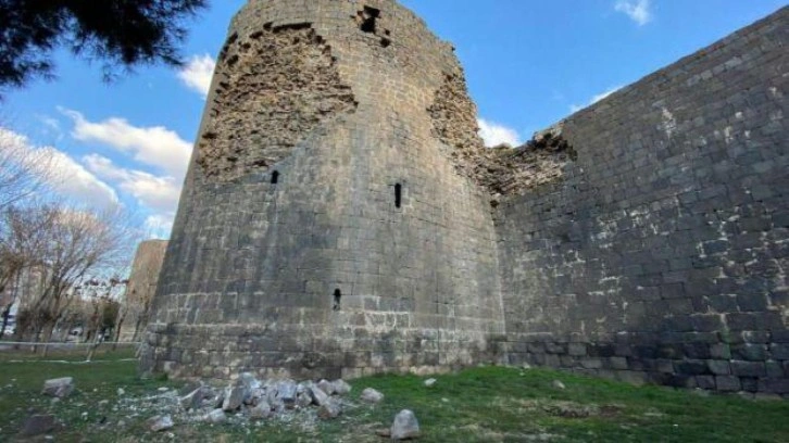 Şiddetli iki deprem 5 bin yıllık Diyarbakır Surları’nı da vurdu