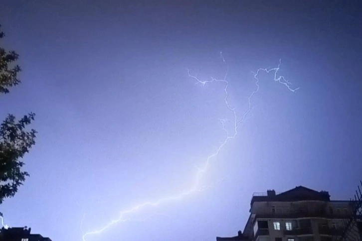 Şiddetli yağmurla birlikte çakan şimşekler gökyüzünü böyle aydınlattı