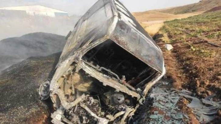 Siirt'te seyir halindeki minibüs yandı