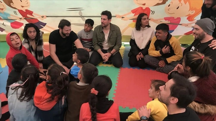 Sinema ve dizi oyuncuları Gaziantep'teki konteyner kentte çocuklarla bir araya geldi