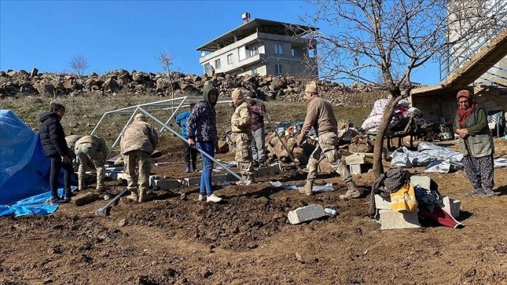 Sinop'tan deprem bölgesine giden Mehmetçik afetzedelerin yaralarını sarıyor