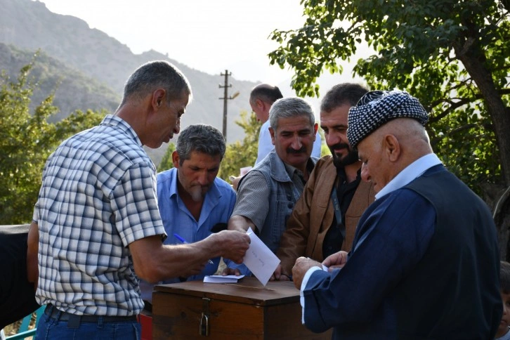 Şırnak'ta ilginç takı geleneği: Oy kullanır gibi sandık kuruldu, zarflar atıldı