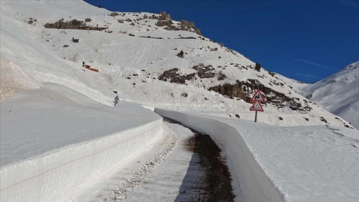 Şırnak'ta kardan kapanan 2 bin 230 rakımlı Tanin Geçidi ulaşıma açıldı