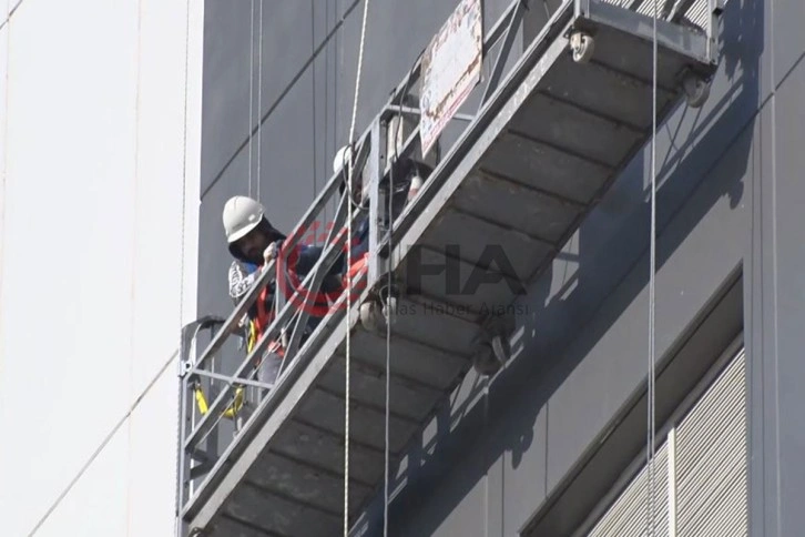 Şişli’de kule inşaatındaki asansörde mahsur kalan 2 işçi kurtarıldı