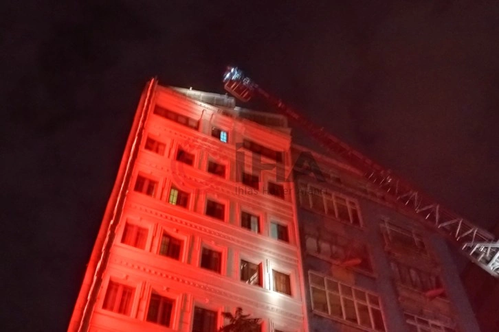 Şişli’de otelde çıkan yangın paniğe neden oldu, 1 kişi dumandan etkilendi