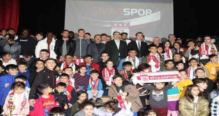 Sivasspor’da Rıza Çalımbay ve futbolcular depremzede çocuklarla buluştu