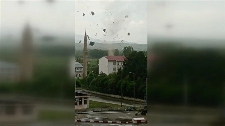 Sivas’ta hortum çatıları uçurdu