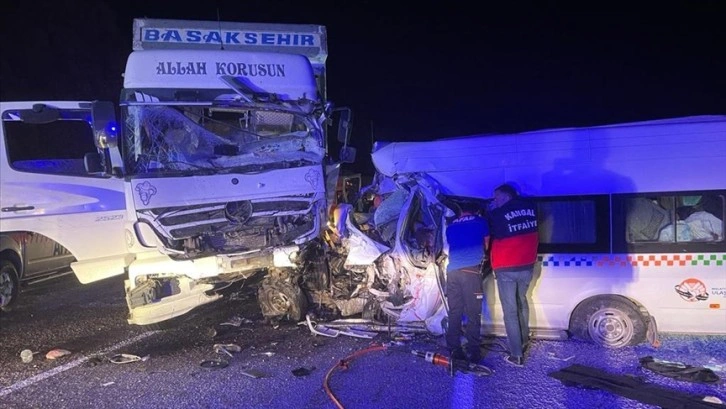 Sivas'ta kamyon ile minibüsün çarpışması sonucu 7 kişi öldü, 9 kişi yaralandı