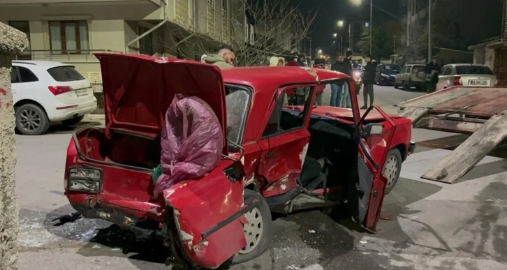 Sivas’ta otomobiller çarpıştı: 1’i ağır 5 yaralı