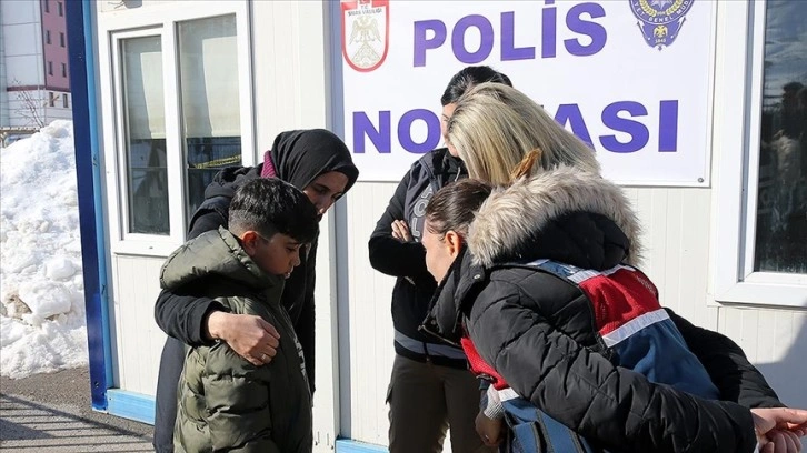 Sivas'ta polisler, depremzedelerin gönüllerine dokunuyor
