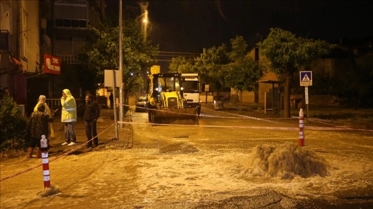 Sivas'ta sağanak nedeniyle yol çöktü, bazı evleri su bastı