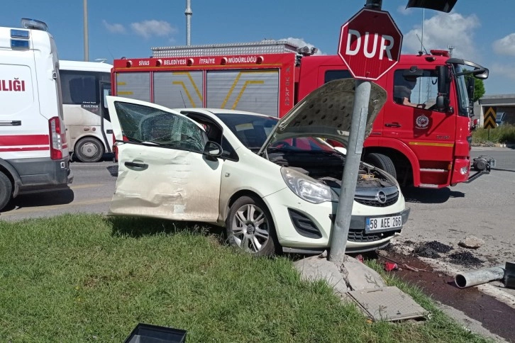 Sivas’ta tır ile otomobil çarpıştı: 4 yaralı