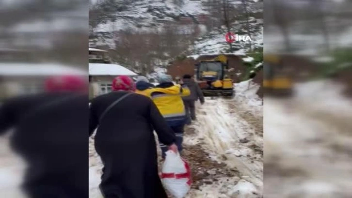 Son dakika haberleri | Kar nedeniyle yolu kapalı olan hasta iş makinesi ile ambulansa getirildi