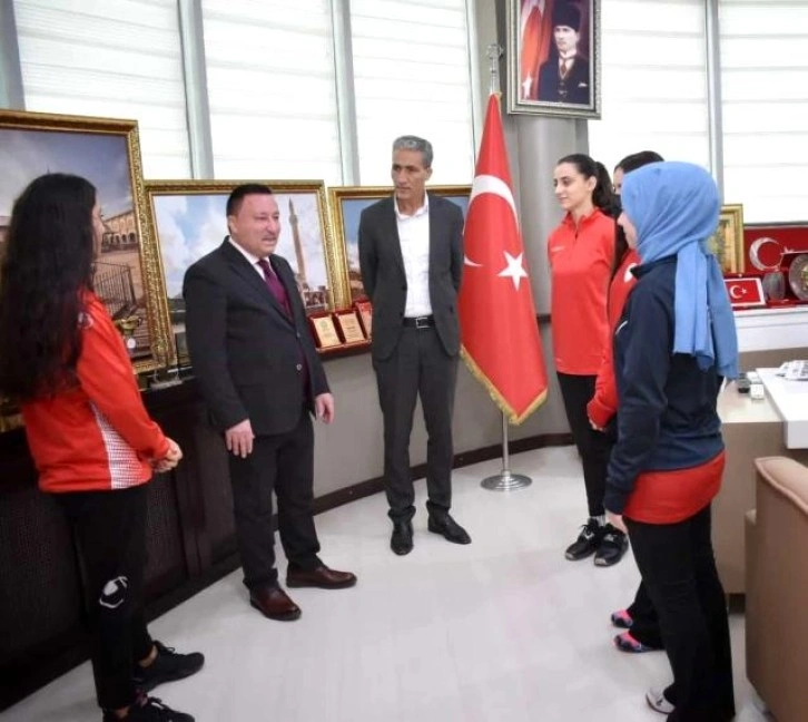 Sporcular kupalarıyla Başkan Beyoğlu'nu ziyaret etti