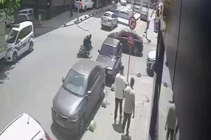 Sultangazi'de feci kaza kamerada: Motosikletlinin kaskı kafasından fırladı
