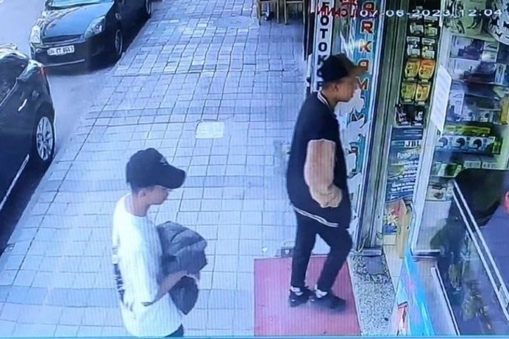 Sultangazi'de hırsızlar petshoptan çaldıkları kuşları montun cebine sakladı