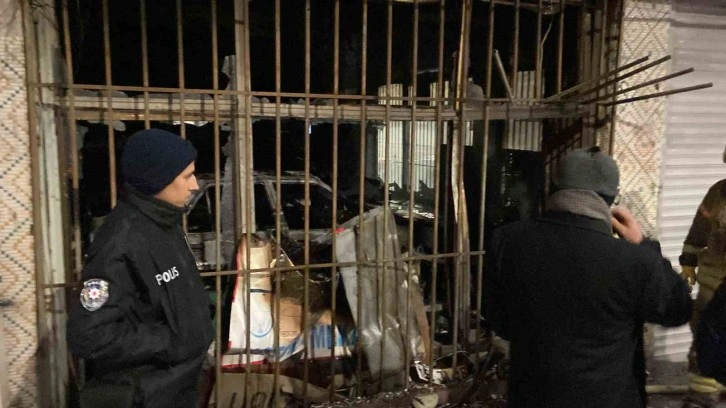 Sultangazi’de oto tamirhanesinde yangın: 2 otomobil ve 1 motosiklet küle döndü