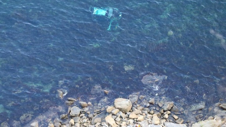 Sürücüsü el frenini çekmeyi unuttu: Otomobil 150 metreden denize düştü
