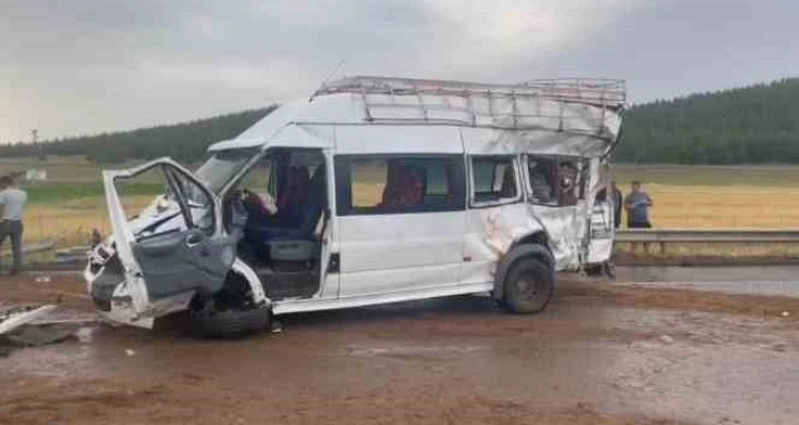 TAG Otoyolu’nda 5 aracın karıştığı kazada ortalık savaş alanına döndü: 2 ölü, 20 yaralı