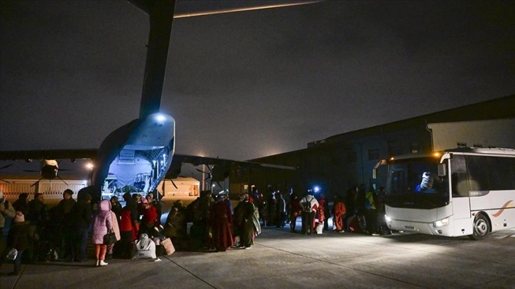 Tahliye talebinde bulunan 210 depremzede TSK’nın kargo uçağıyla İstanbul’a getirildi