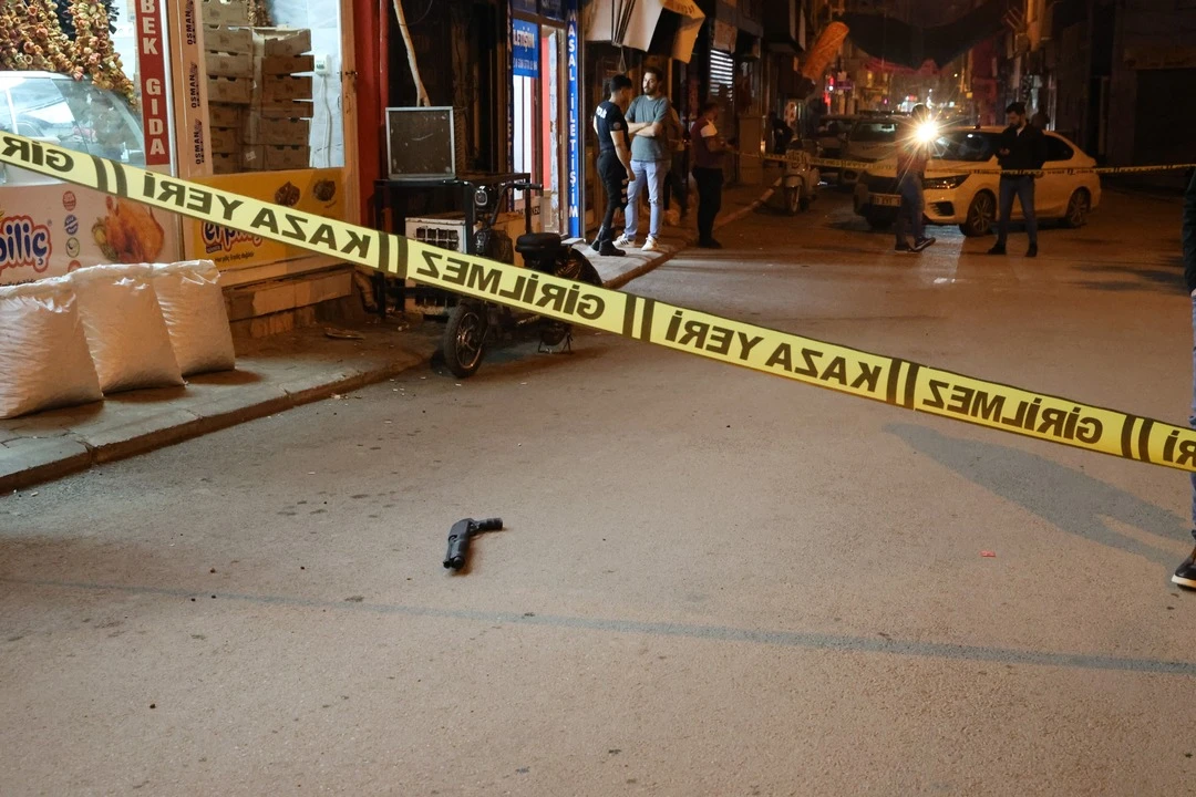 Takip ettiği şahsı ayağından vurdu, kaskı ve silahı düşürüp kaçtı