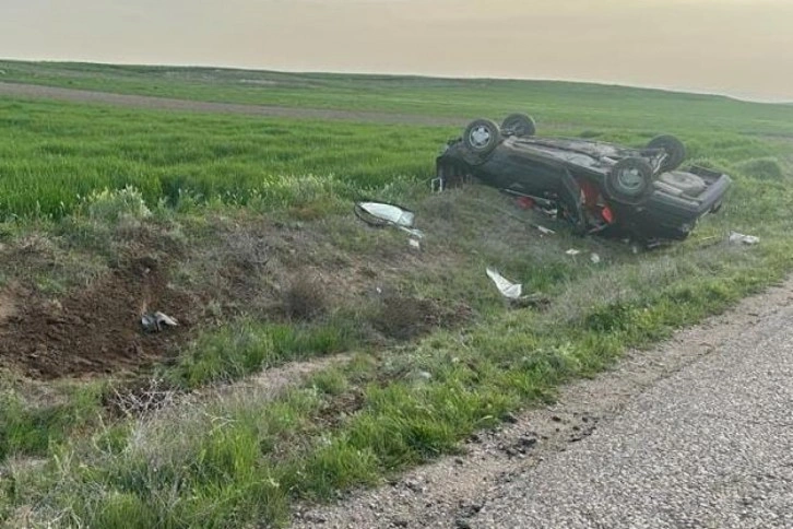 Takla atan otomobilde 2 kişi yaralandı