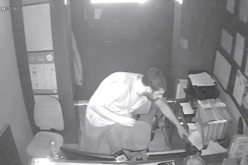 Taksim'de otel çalışanının uykusunu fırsat bilen iki hırsız kamerada