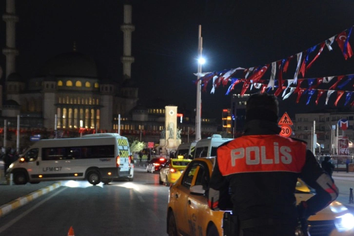 Taksim’de polisin denetlediği taksiciye yoldan geçen kadından küfürlü tepki