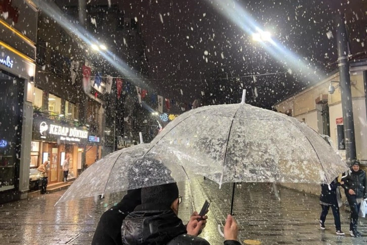 Taksim’de yılın ilk karı lapa lapa yağdı