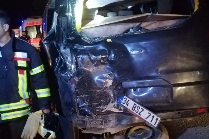 Tarsus'ta yolcu otobüsü minibüse çarptı: 8 yaralı