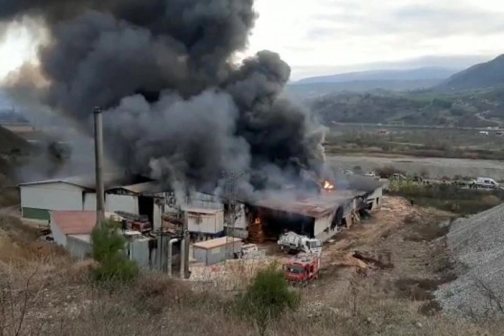 Taşova Belediye Başkanı Öztürk: 'Fabrika yangını kontrol altına alındı'
