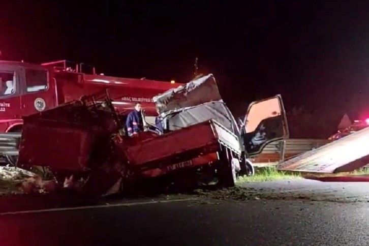 Tavuk yüklü kamyonet devrildi: 1 ölü