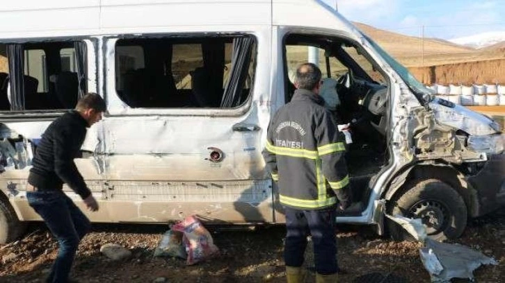 Taziyeye gidenlerin minibüsü ile kamyon çarpıştı: 2'si çocuk 10 yaralı