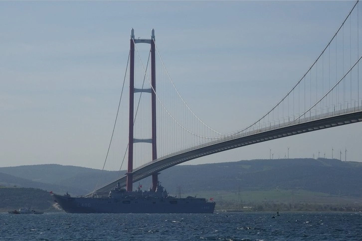 ‘TCG Anadolu’ 1915 Çanakkale Köprüsü altından geçti